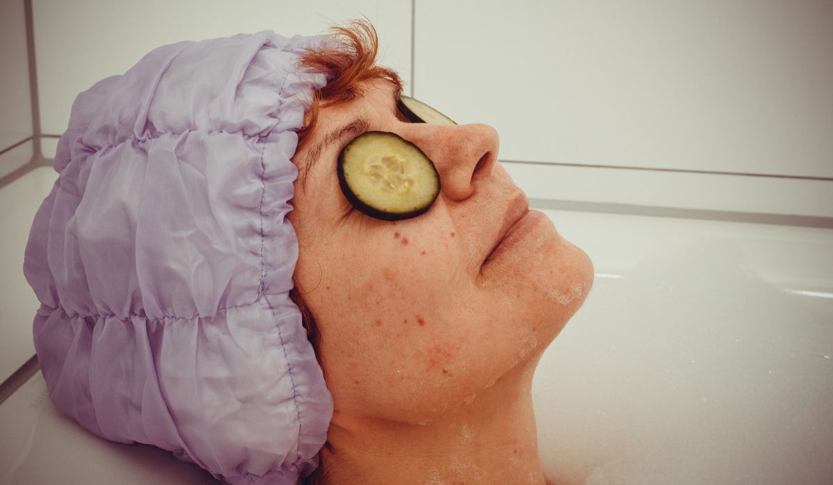 Kobieta w wannie z ogórkiem na twarzy
