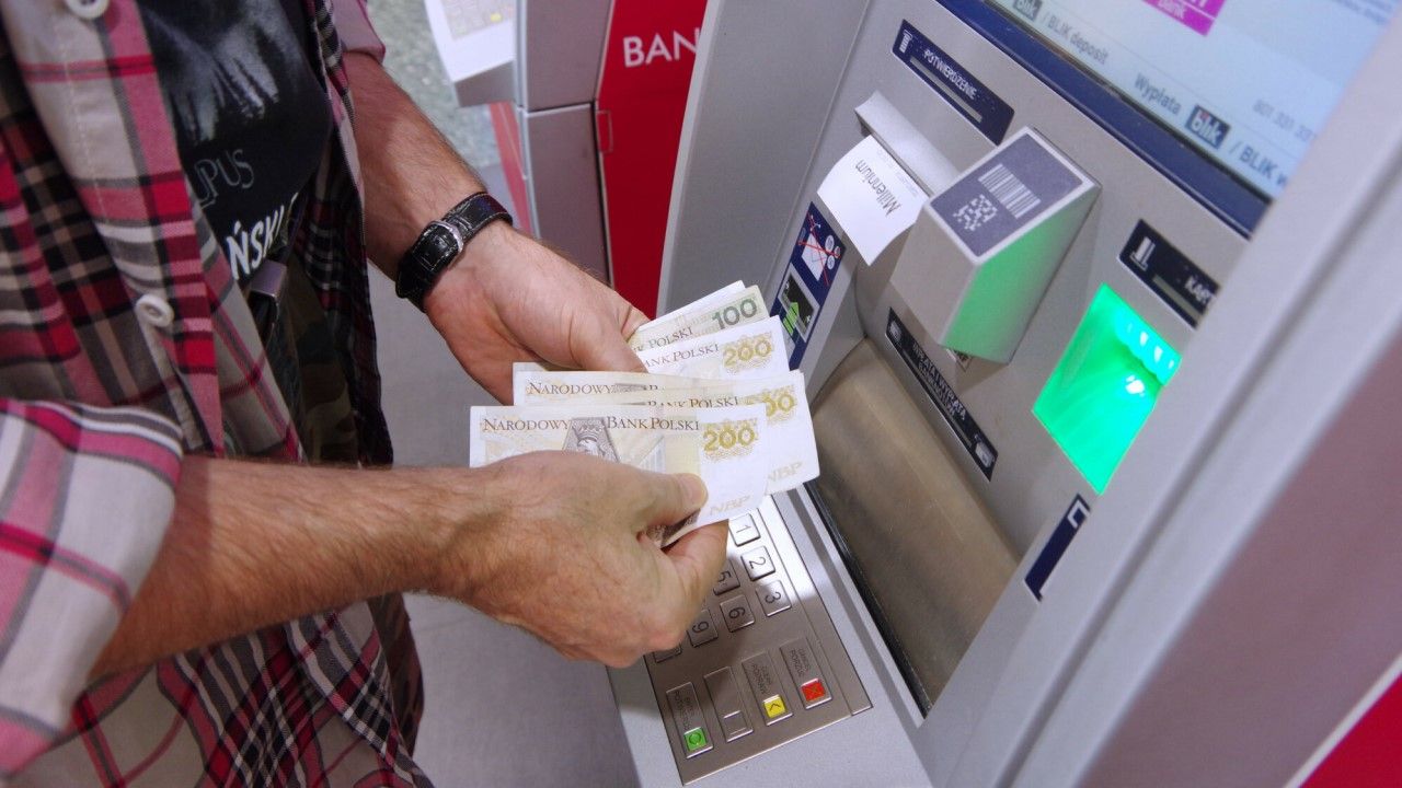 Wyjmowanie pieniędzy z bankomatu