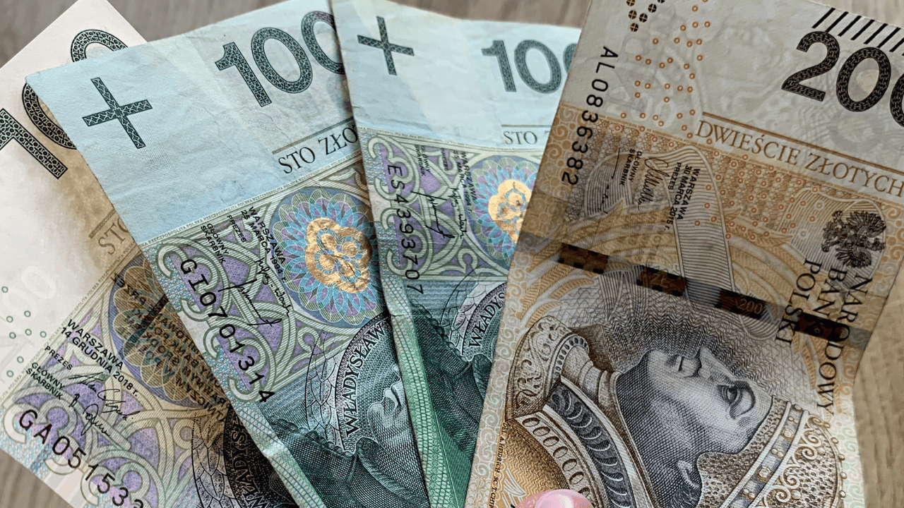 Świetne wieści dla seniorów, ZUS wypłaci świadczenie dwukrotnie. Skorzysta prawie milion emerytów