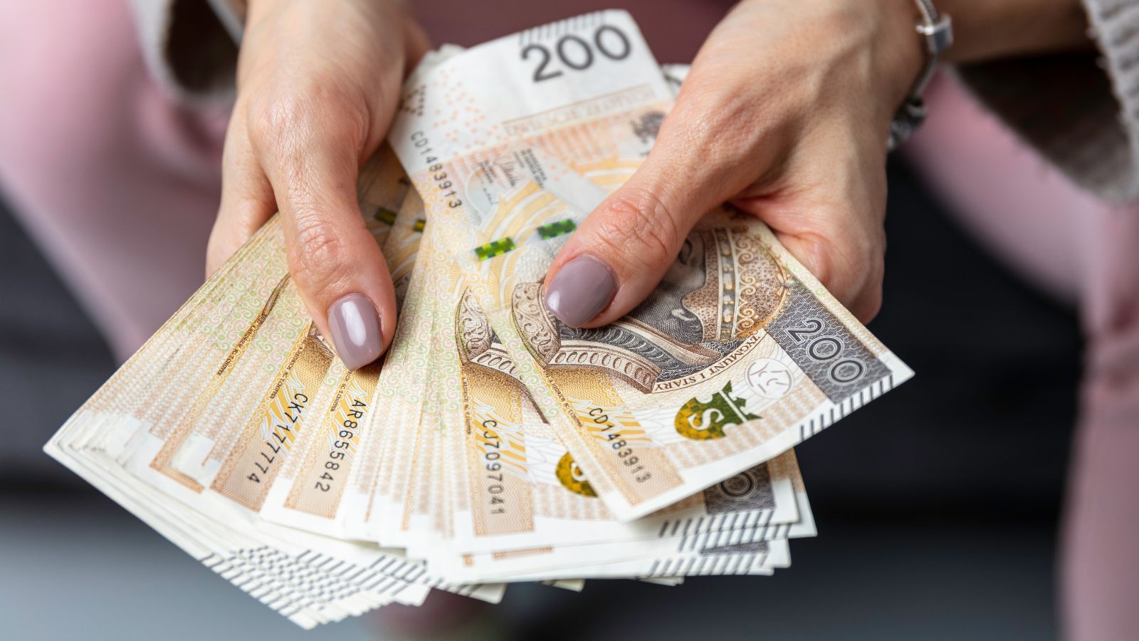 Tyle wystarczy dziś zarabiać, by w oczach innych być bogaczem. Polacy wskazali nowe widełki