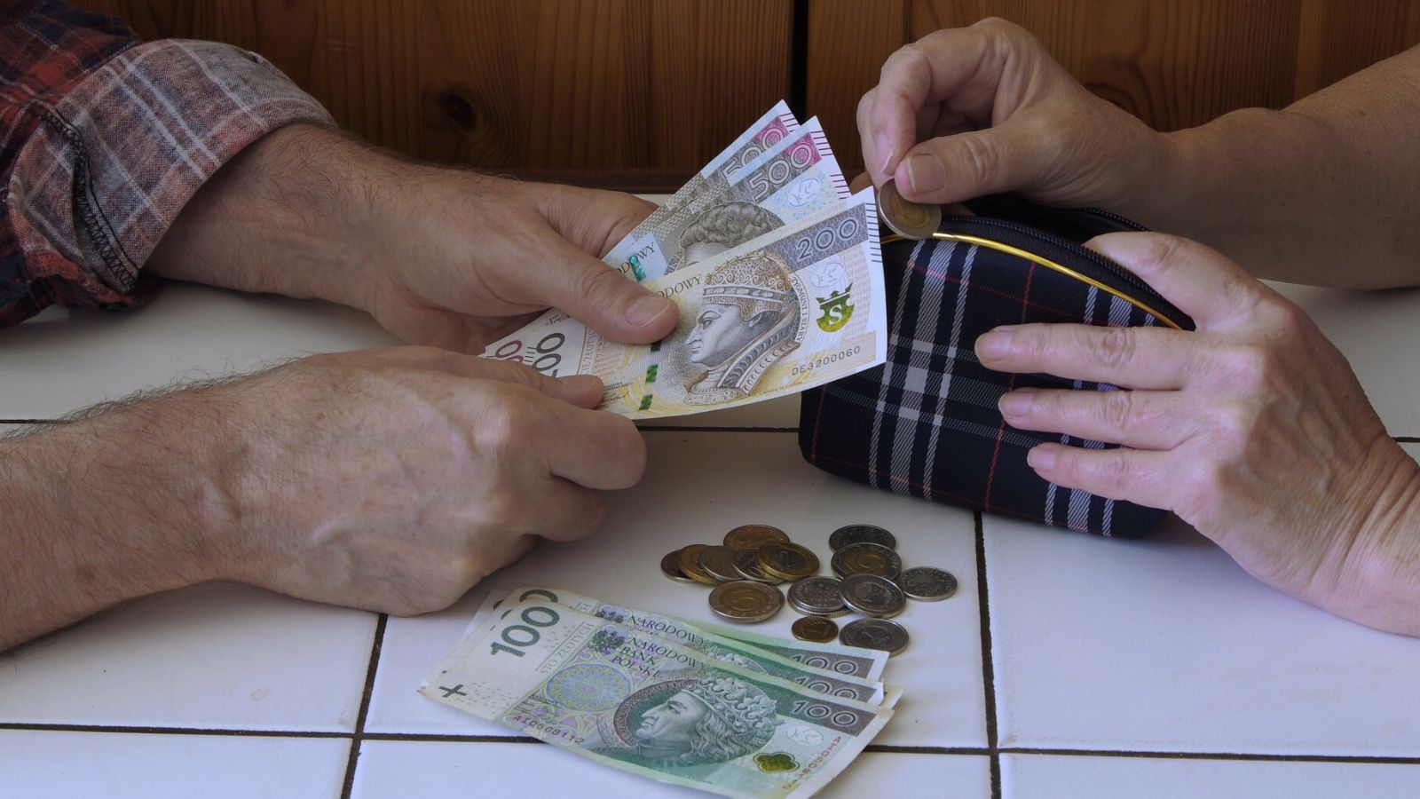 Jeden dokument może podnieść emeryturę. Wielu seniorów nie wie, iż ma taką możliwość