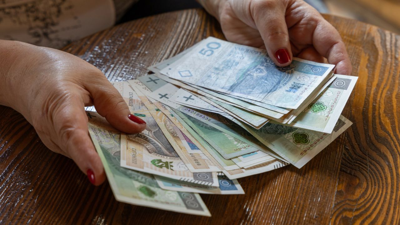 Pieniądze osoba w średnim wieku