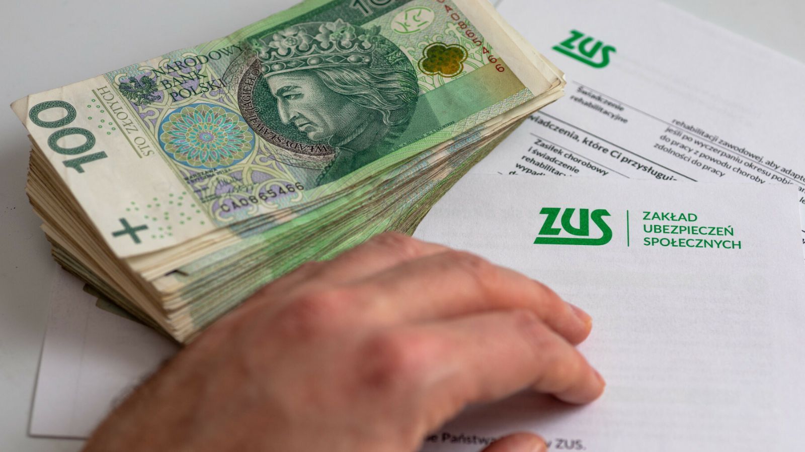 Wyższe pensje i dłuższy urlop, wystarczy 1 wniosek w ZUS. Prawie 900 tys. Polaków już skorzystało