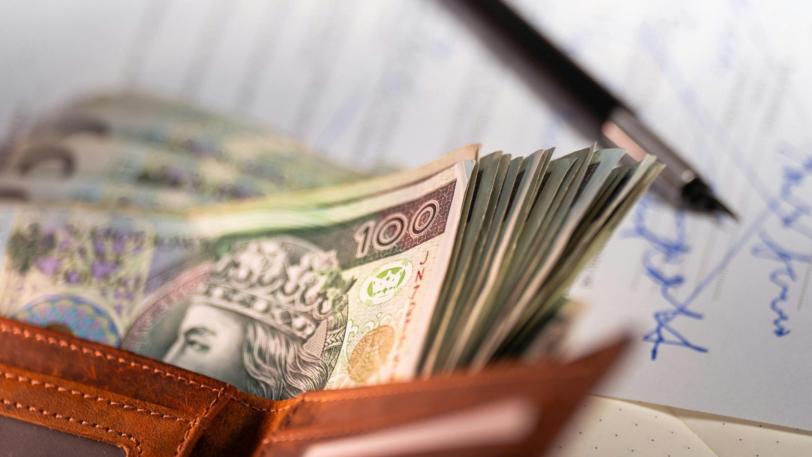 Afera o świadczenie. "Renta alkoholowa" dla niezdolnych do pracy, ZUS stawia sprawę jasno