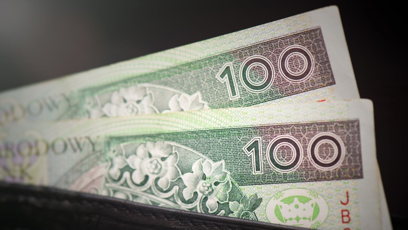 ZUS wypłaca 336,16 zł co miesiąc, bez względu na dochód. Ci emeryci mogą starać się o świadczenie