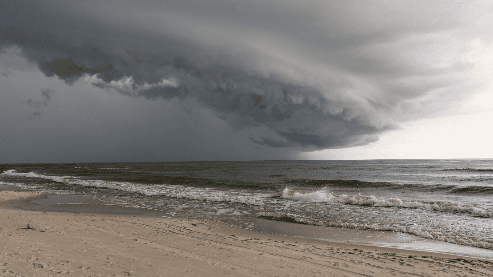 Sztorm, cofka i oblodzenie. Pilne komunikaty dla mieszkańców wybrzeża