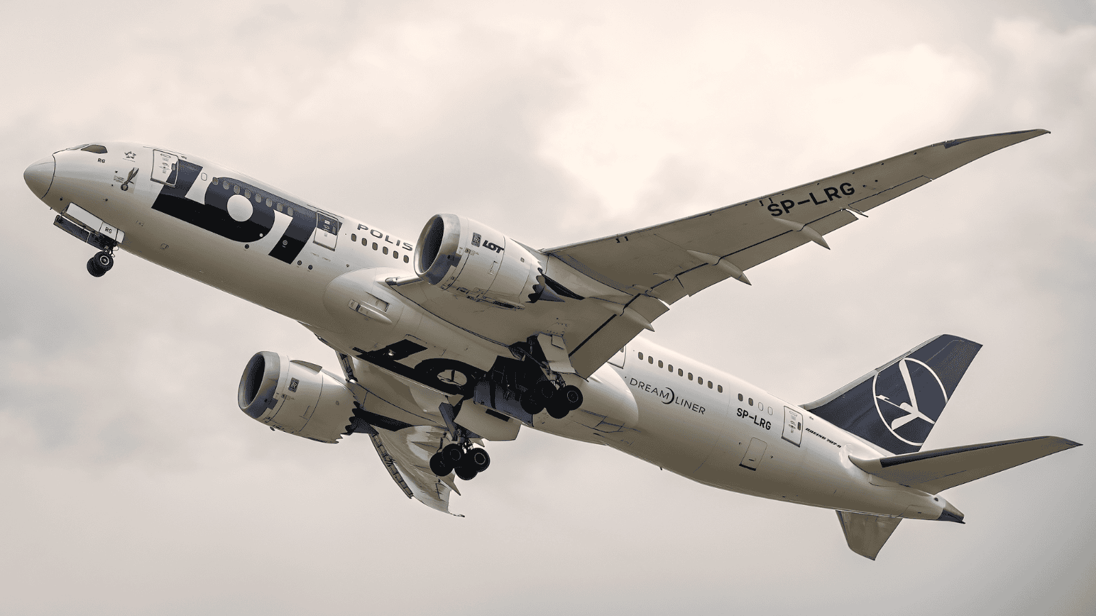 Samolot LOT-u pilnie zawrócony do Warszawy. Jest oficjalny komunikat