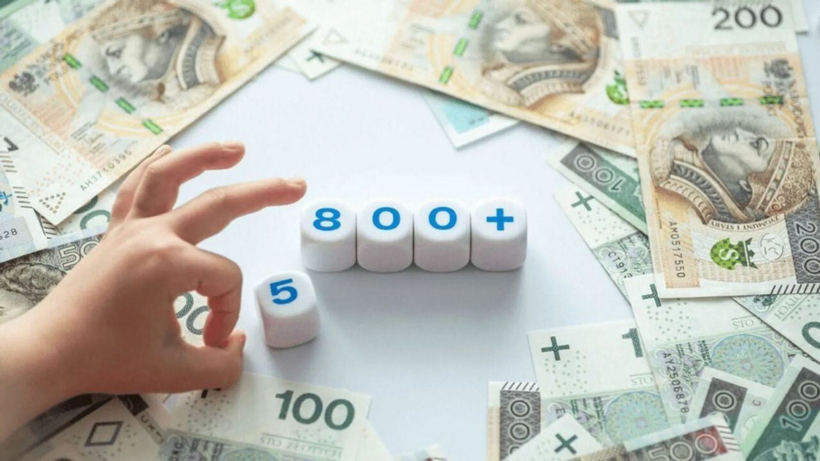 "Wsteczne 800 plus" za wychowanie dzieci. Ci seniorzy na liście beneficjentów