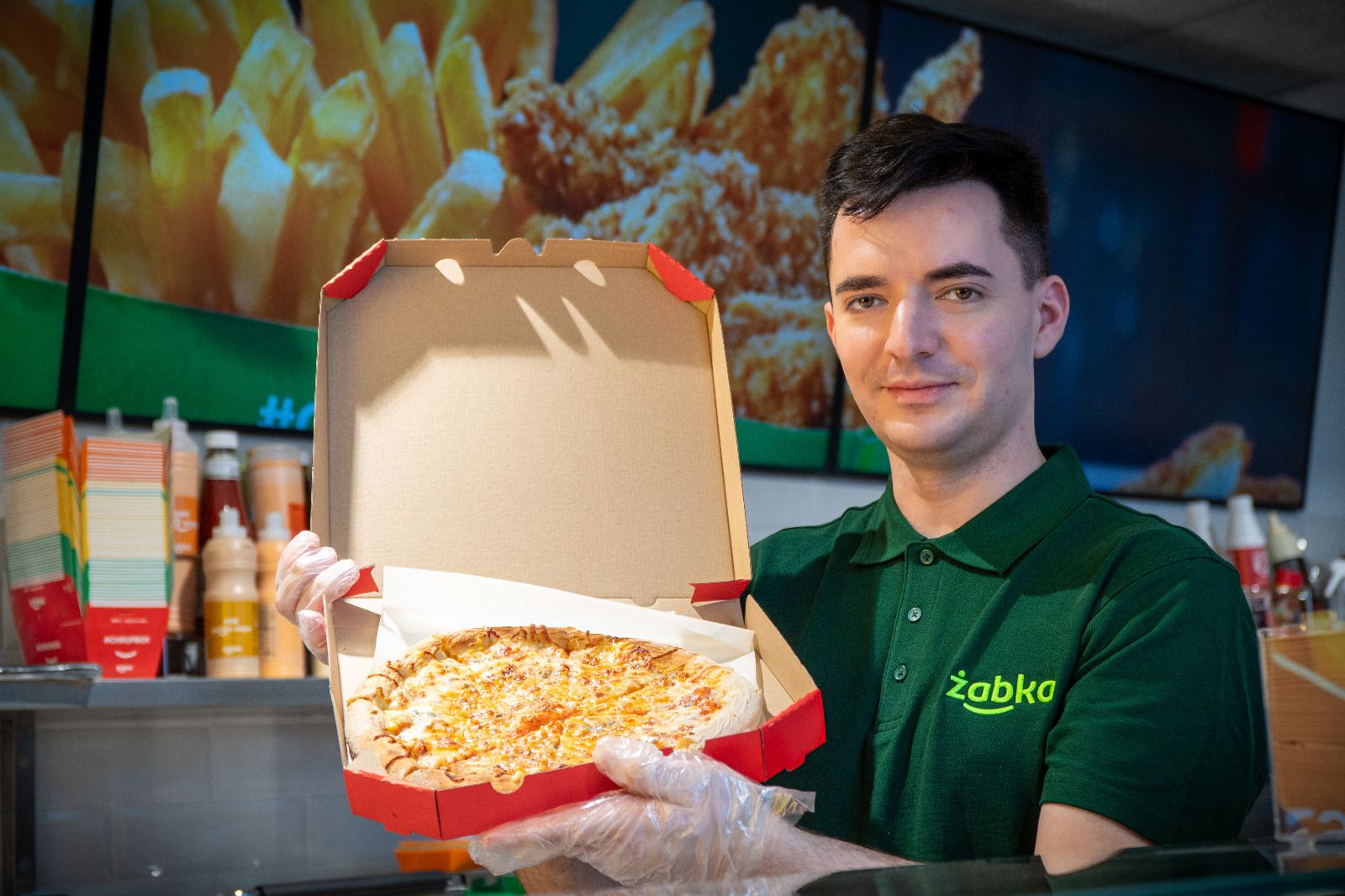 Żabka się już z tym nie kryje. Chodzi o pizzę z ich oferty, Polacy zachwyceni