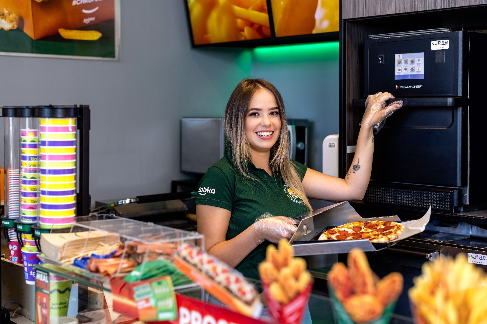 Co jest w pizzy z Żabka Menu? Sieć ujawnia liczby, rekordy i najpopularniejszy smak