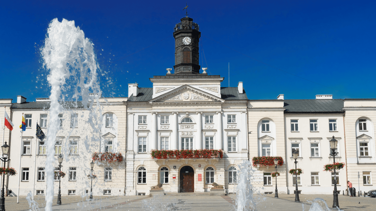 Do miasta królów i książąt dojedziesz z Warszawy w 2 godziny. Skrywa prawdziwe perełki