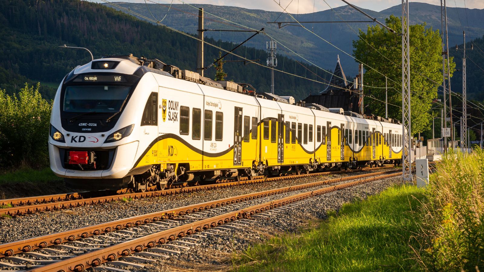 POLREGIO z ofertą na majówkowy weekend. Najlepsze okazje, żeby nie przepłacić za bilet