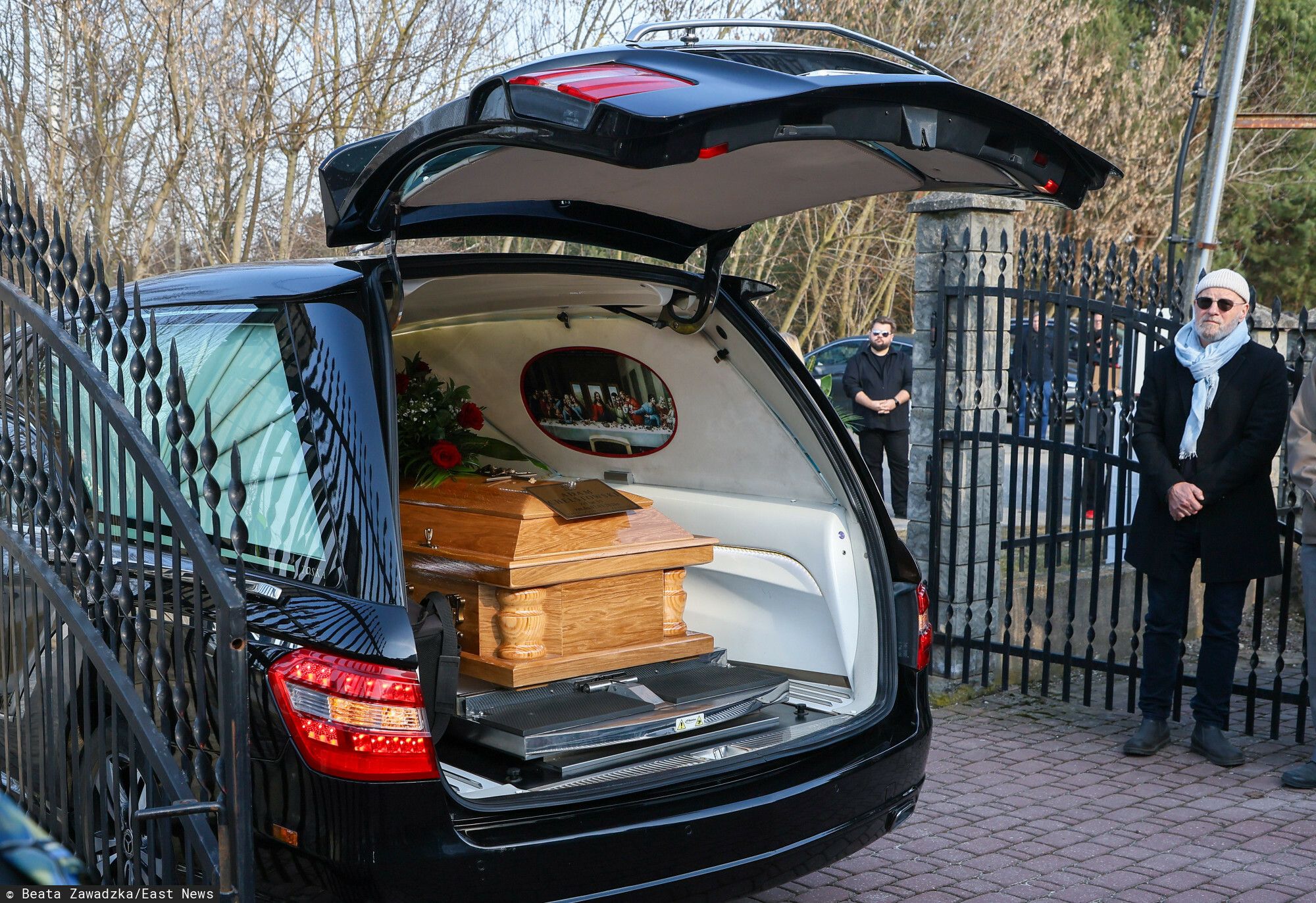 Znaczący gest na pogrzebie znanego dziennikarza. To pozostawiono przy trumnie