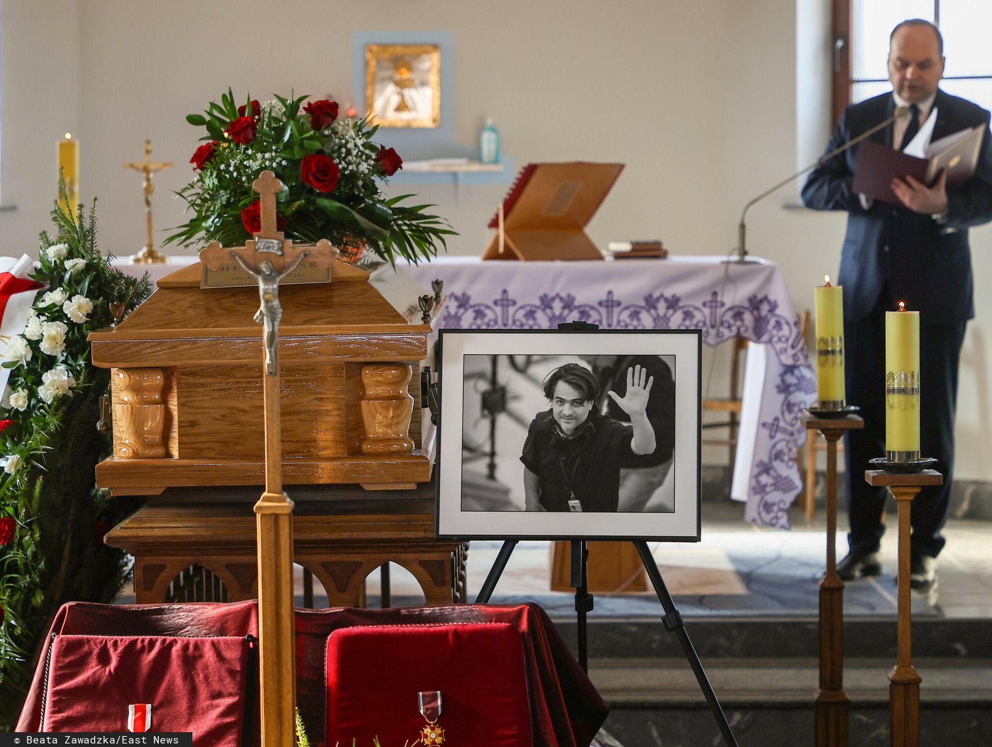 Znaczący gest na pogrzebie znanego dziennikarza. To pozostawiono przy trumnie
