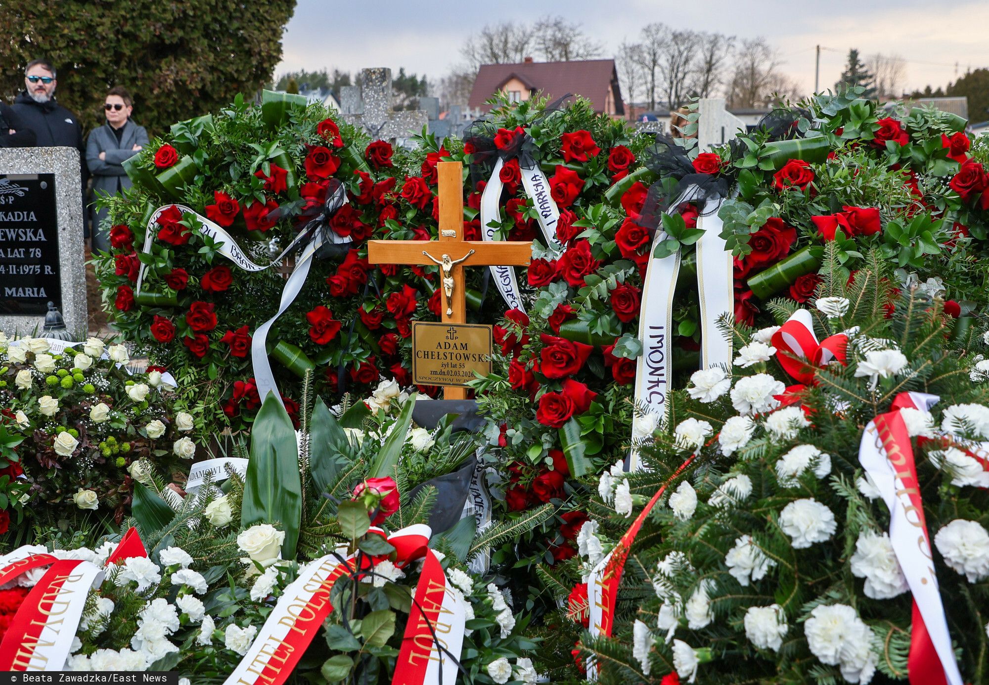 Znaczący gest na pogrzebie znanego dziennikarza. To pozostawiono przy trumnie