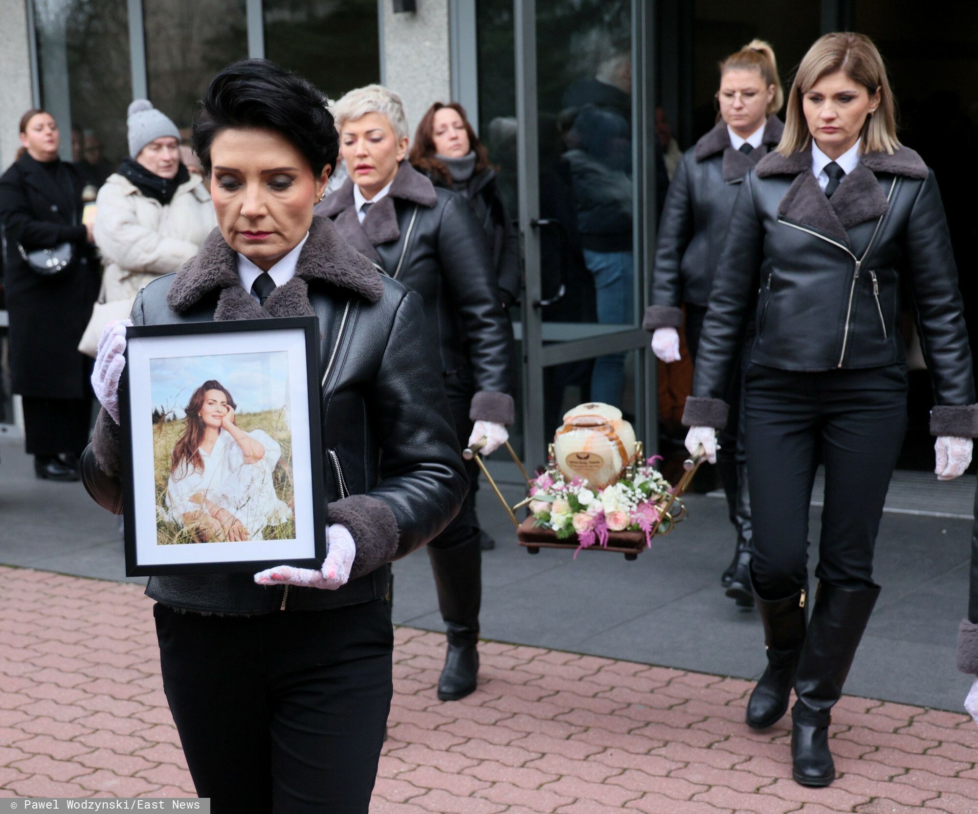 Urna z prochami Agnieszki Maciąg i obstawa. Niezwykły widok na pogrzebie modelki
