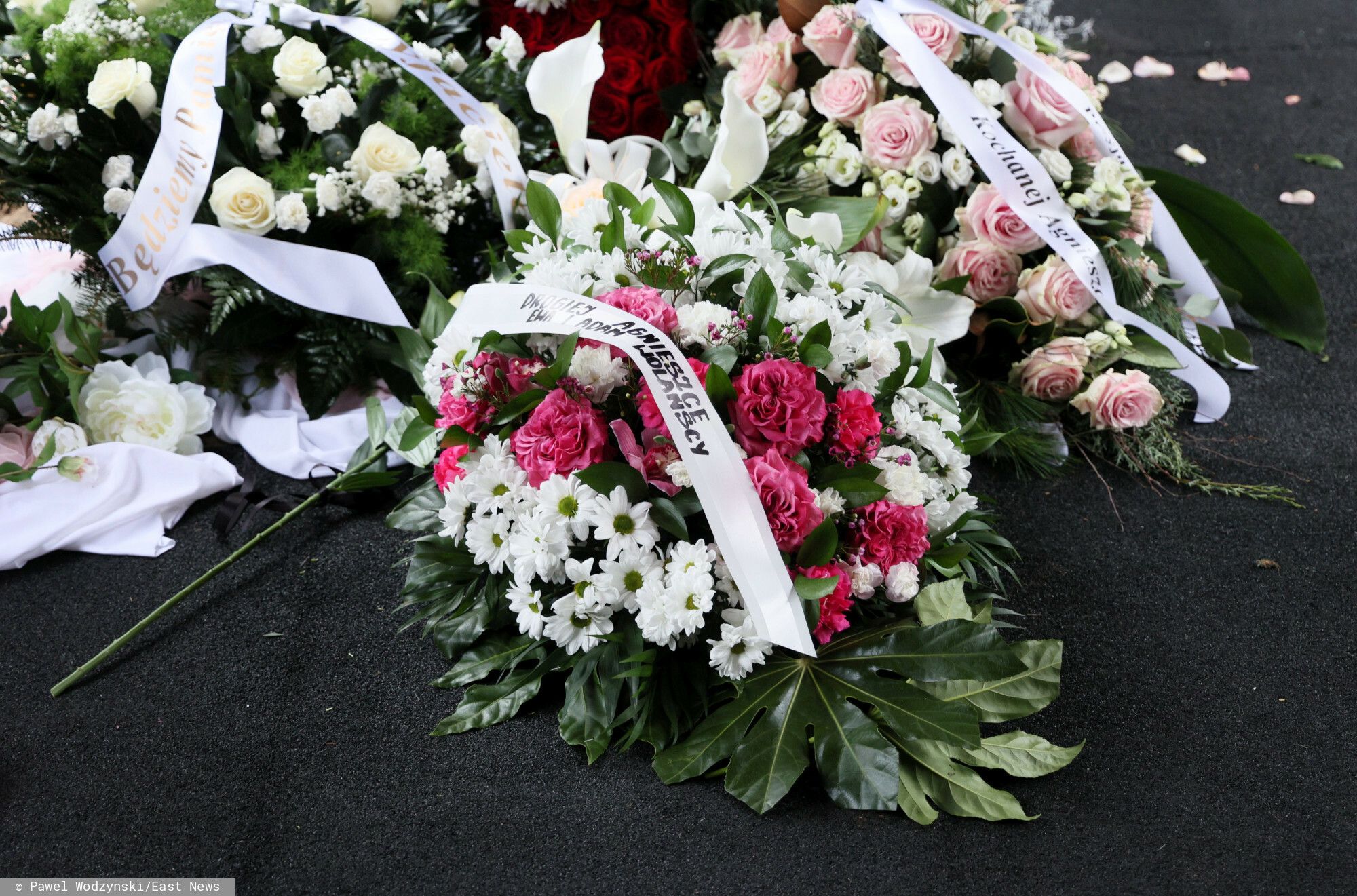 Tak rodzina pożegnała Agnieszkę Maciąg. Napis na wstędze przy kwiatach