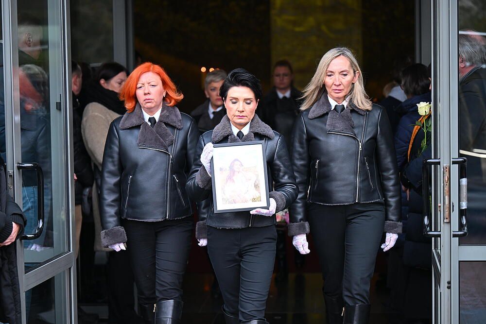 Urna z prochami Agnieszki Maciąg i obstawa. Niezwykły widok na pogrzebie modelki