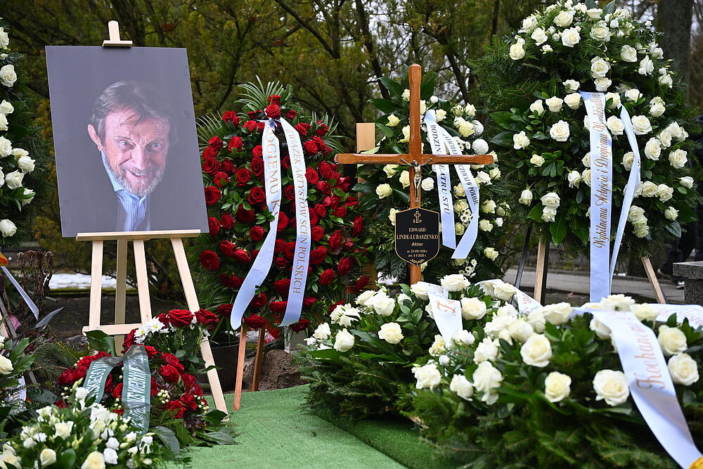 Tak wygląda miejsce spoczynku Edwarda Lubaszenki. Morze kwiatów i jeden przejmujący szczegół
