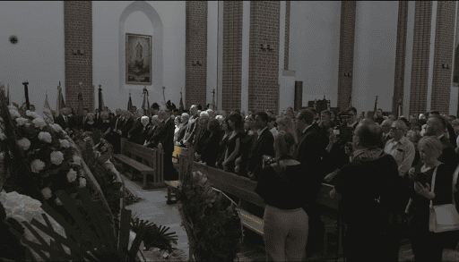 Tłum ludzi, łzy i honory. Tak żegnają matkę Mateusza Morawieckiego