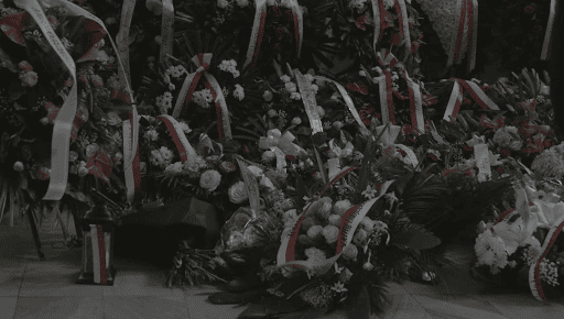 Tłum ludzi, łzy i honory. Tak żegnają matkę Mateusza Morawieckiego