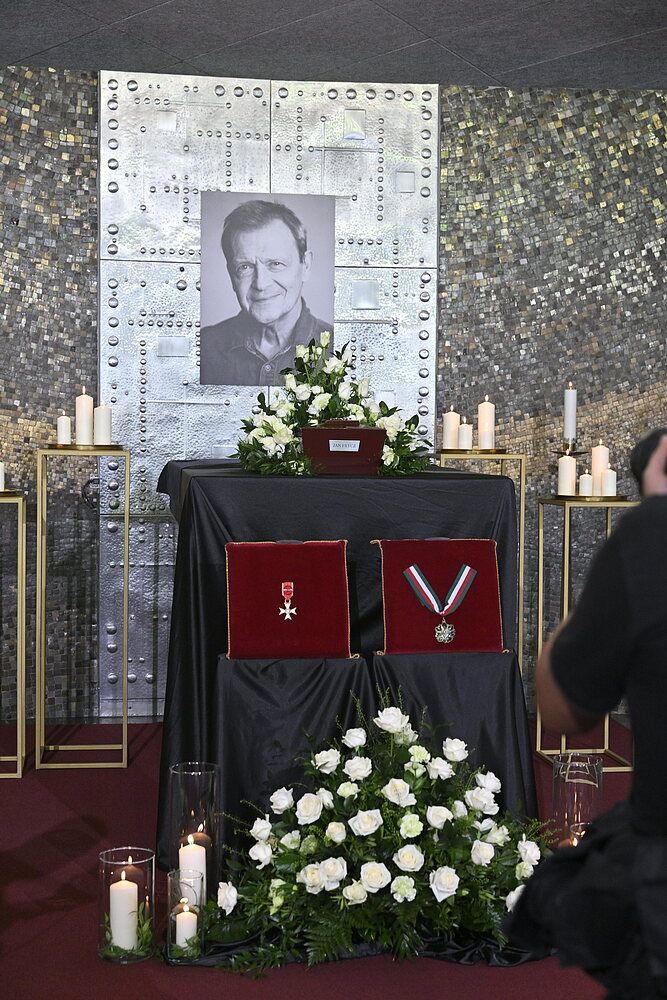 Tak wyglądała urna pogrzebowa Jana Frycza. Jedno wzruszało najbardziej