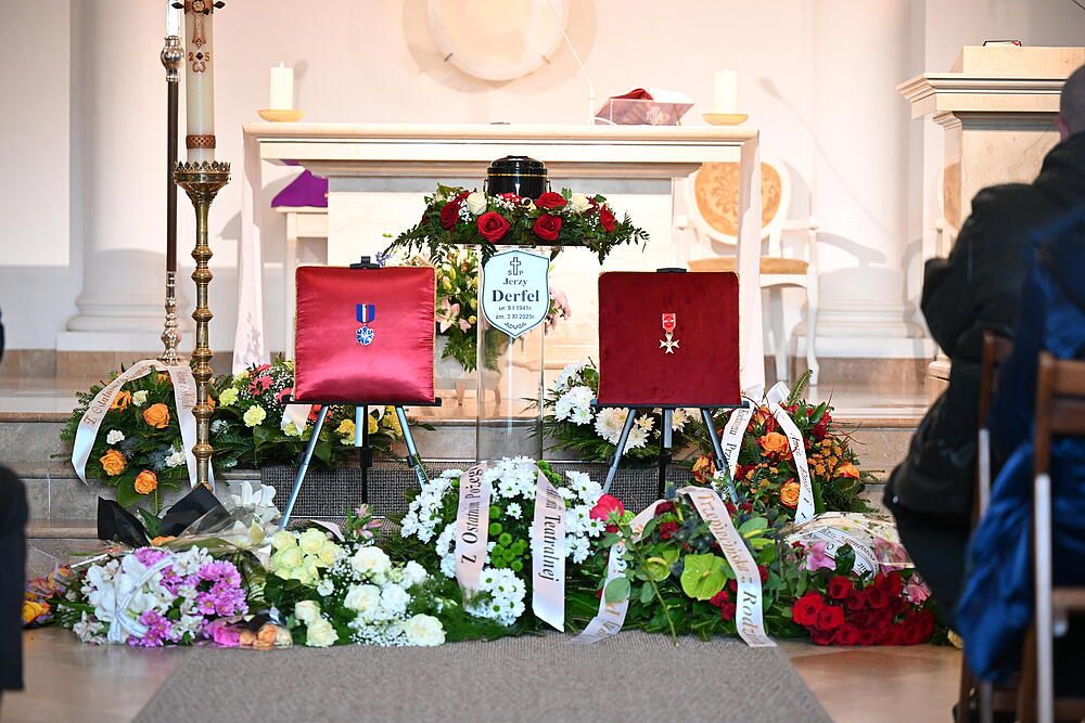 Marian Opania na pogrzebie Jerzego Derfla. Wszyscy patrzyli tylko na jego głowę