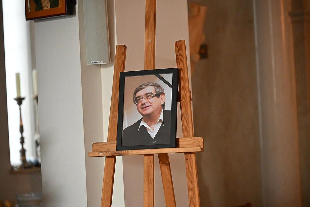 Marian Opania na pogrzebie Jerzego Derfla. Wszyscy patrzyli tylko na jego głowę