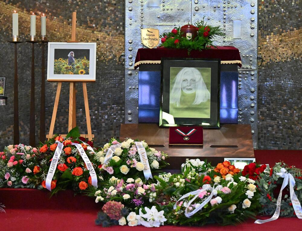 Zakapturzona postać na pogrzebie Magdy Umer. To uwielbiana aktorka
