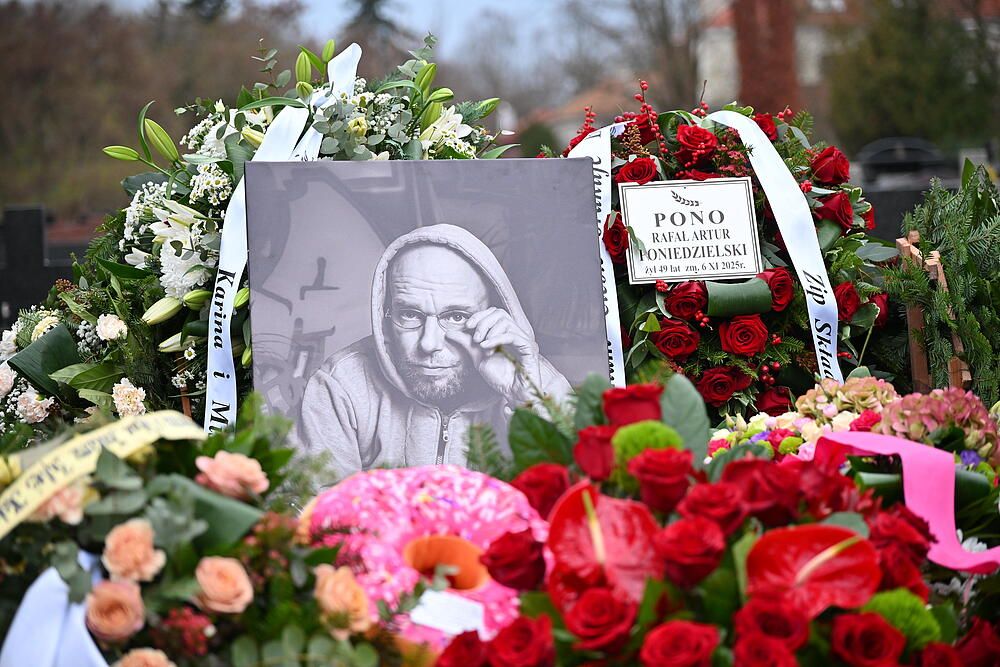 Pogrzeb Pono. Na grobie artysty złożono nietypowe przedmioty