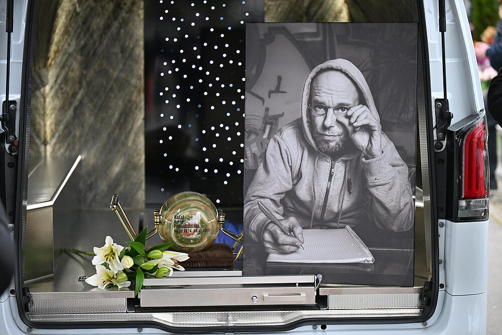 Pogrzeb Pono. Na grobie artysty złożono nietypowe przedmioty