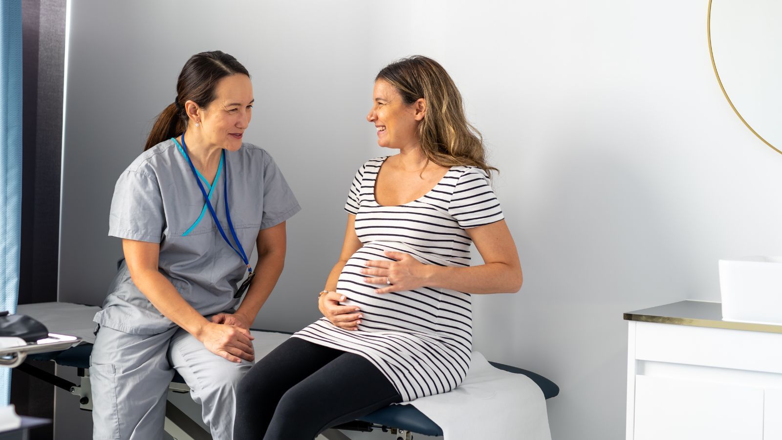 Tyle zarabia położna w Polsce. Porównano pensje z zagraniczną, można się zdziwić