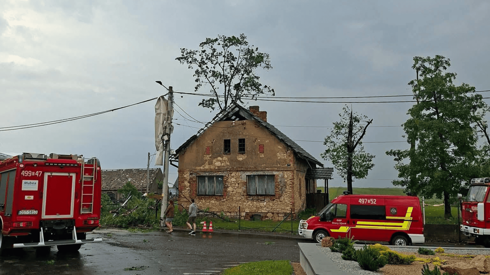 Zerwane dachy i linie energetyczne, połamane drzewa. Gwałtowne burze przetoczyły się przez Polskę