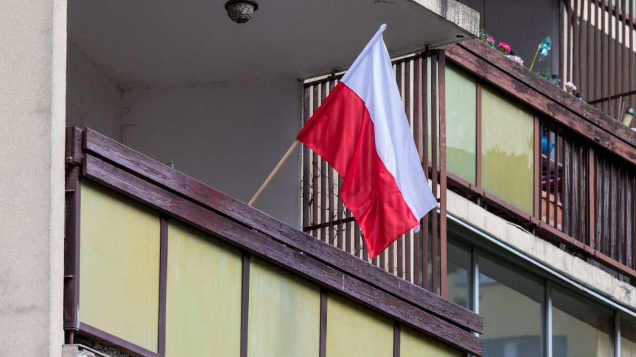 W tym przypadku wywieszenie flagi na 11 listopada skończy się mandatem. Przepisy jasno wskazują