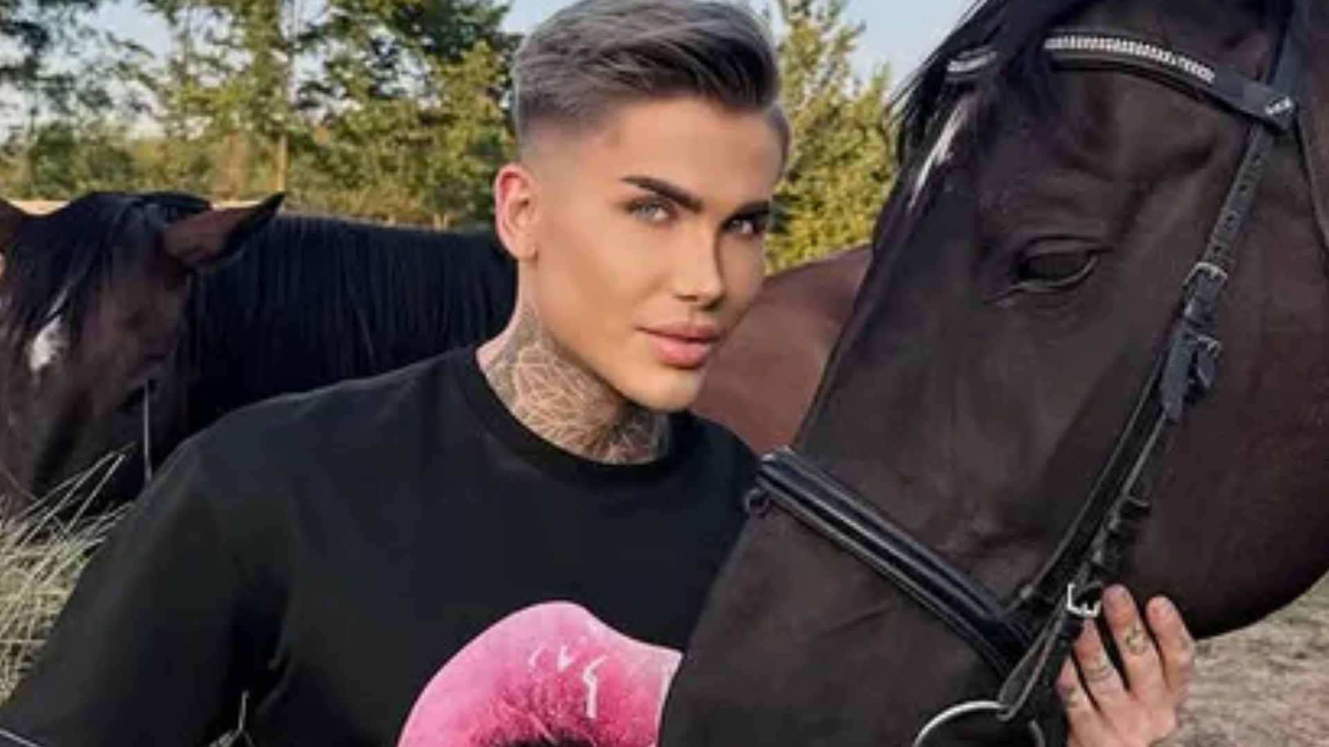 Tak wygląda "Polski Ken" po kolejnej operacji plastycznej. Pokazał zdjęcia