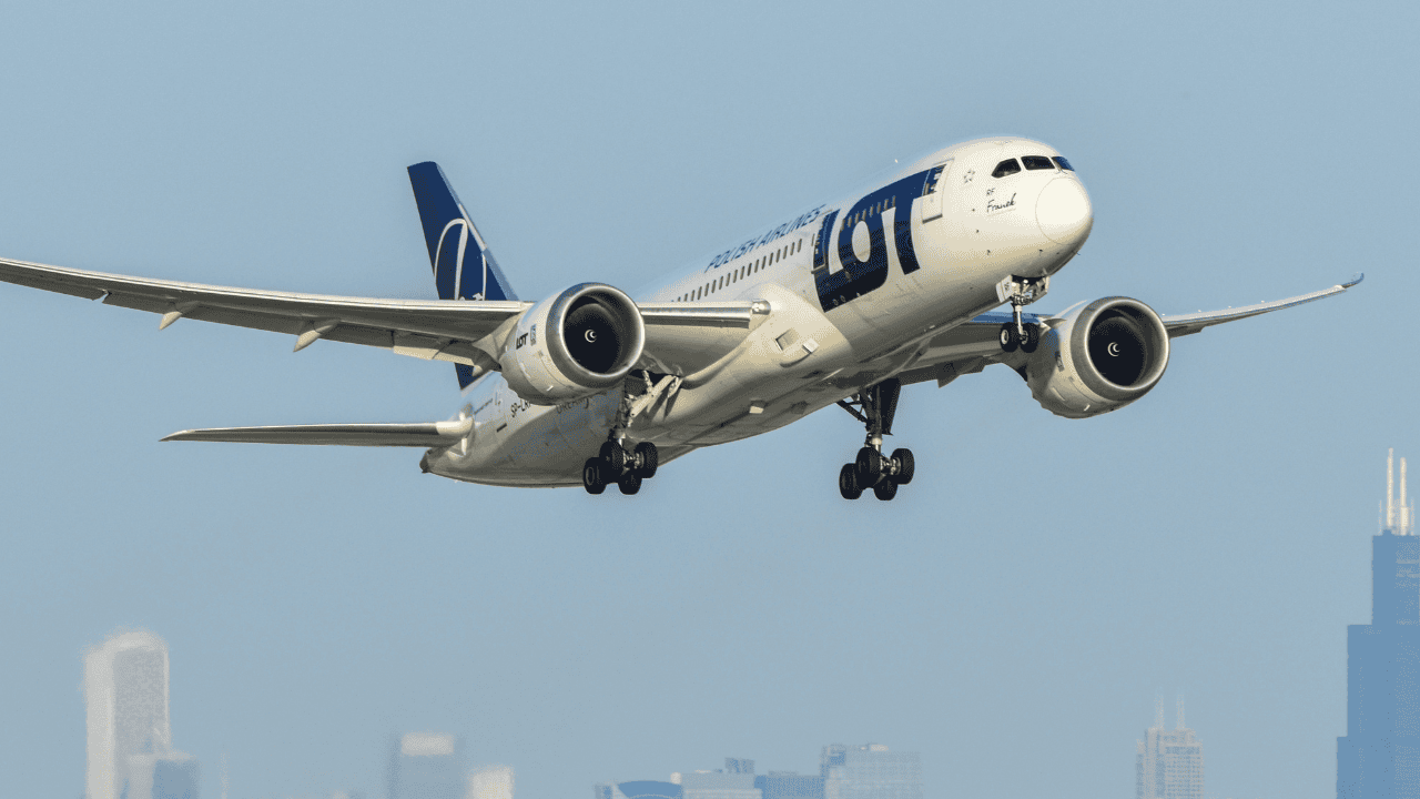 Pilny komunikat PAŻP, wszystko tuż po ataku dronów. Ruch lotniczy nad Polską ograniczony