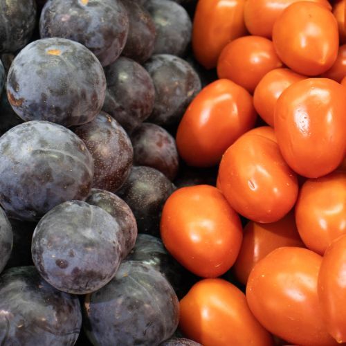 Upchaj pomidory i śliwki w słoikach. To moje ulubione przetwory