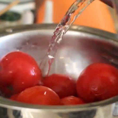 Pomidory na dżem sparzamy.jpg