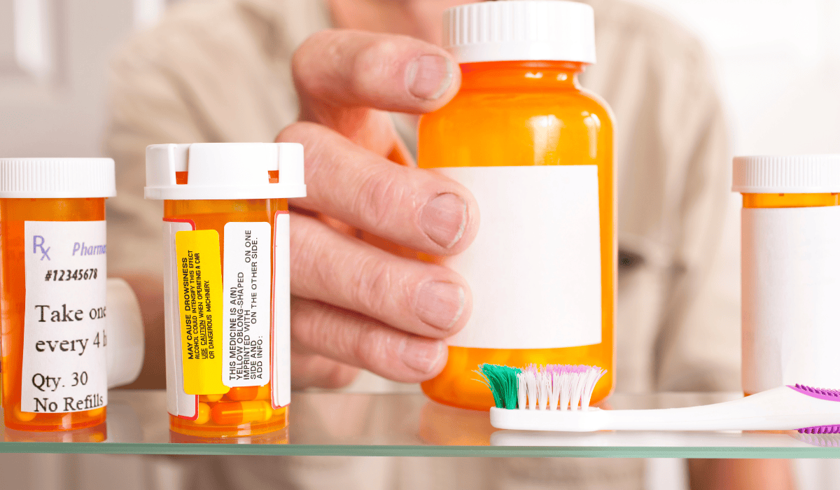 "To, że lek jest dostępny bez recepty, nie oznacza, że nie może zaszkodzić". Farmaceutka ostrzega przed najczęstszymi błędami pacjentów