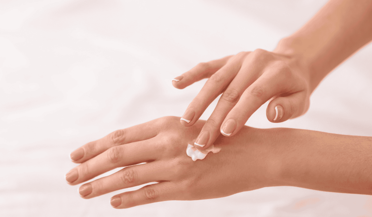 Skórki zadzierają się nie tylko od wysuszenia czy zimna. Tak może się objawiać poważny niedobór