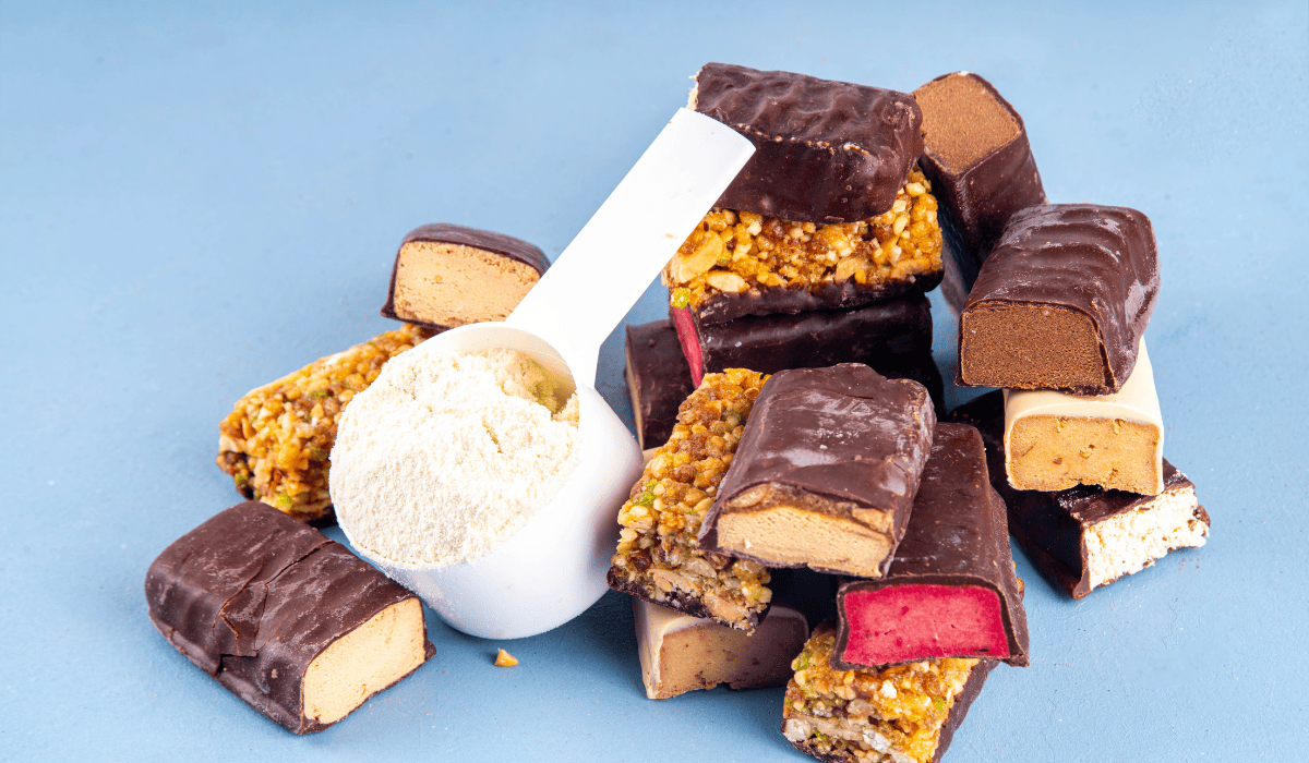 Batony proteinowe to przebój marketingu. Może trochę więcej białka, ale jakim kosztem?