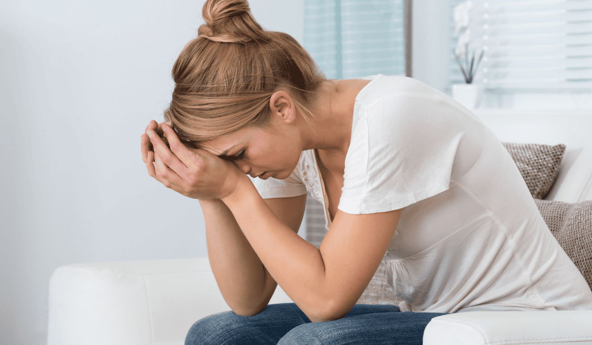 Ciągłe poczucie winy może wynikać z „cichej przemocy” w relacji. Jak ją rozpoznać?