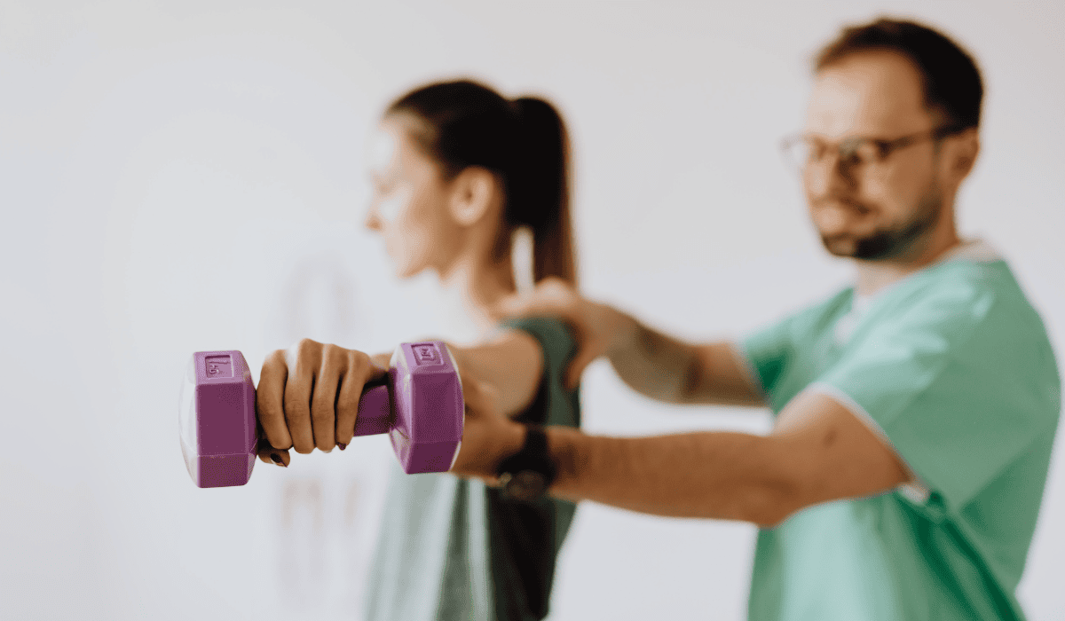 Rób te proste ćwiczenia, a spalisz "pelikany" lepiej niż z ozempikiem. Zacznij od dziś