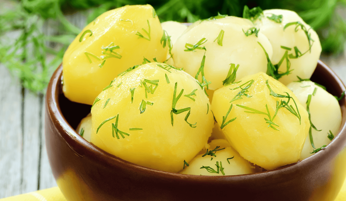 W tej formie ziemniaki są najzdrowsze. Dietetyk: "możesz się takimi zajadać"