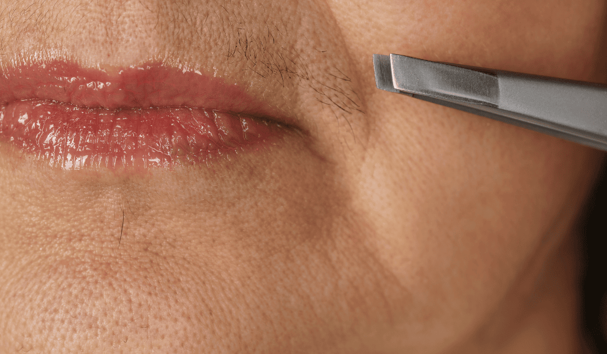 Włoski na brodzie to nie „taka uroda”. Sprawdź, co znaczy ten objaw