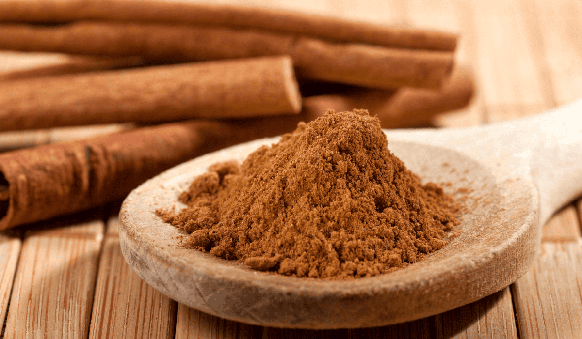 Jedna łyżeczka do wody i kilogramy polecą w dół. Prosty przepis na poranny napój