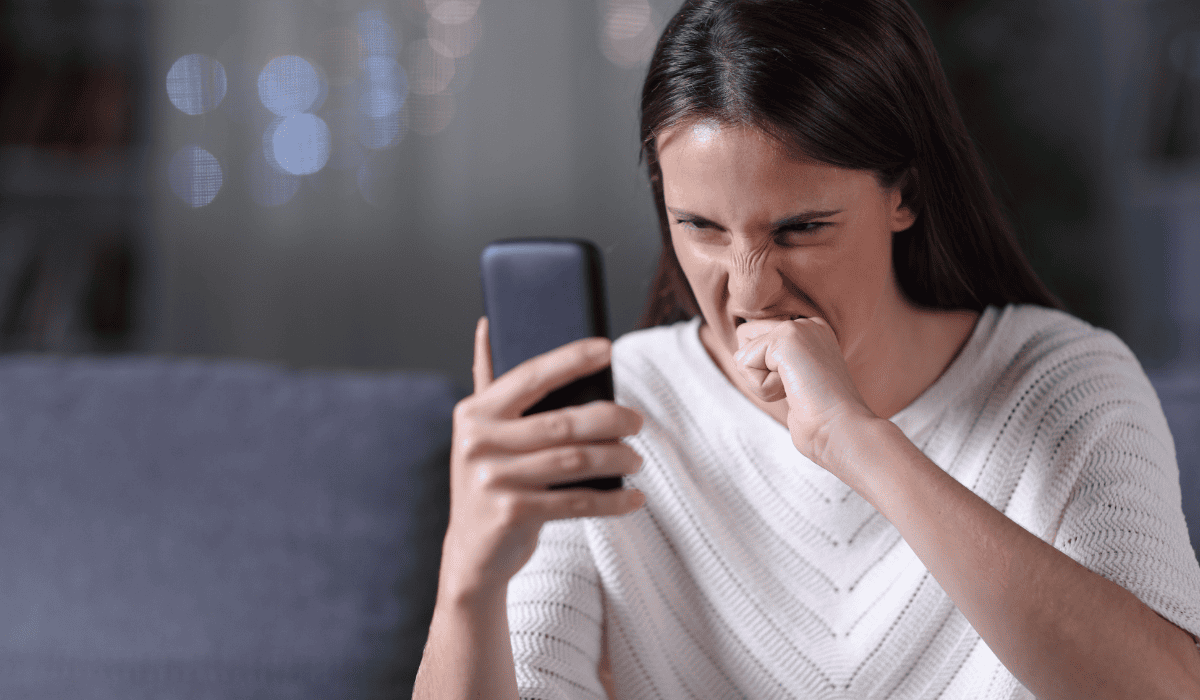 Dlaczego ludzie oglądają w internecie przemoc? Psycholożka: „to sposób, by bezpiecznie przeżyć emocje”