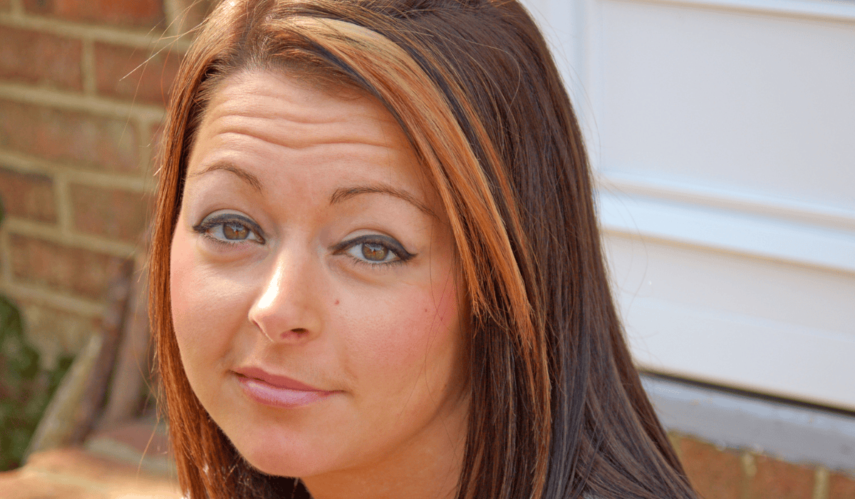 Cieńsze brwi na brzegach to nie kwestia urody. To znak od organizmu