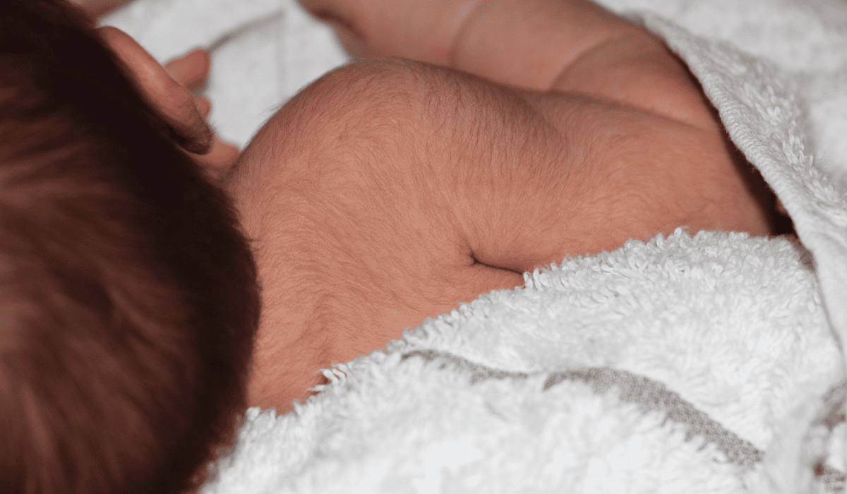 Meszek na twarzy może mieć groźną przyczynę. Tak czasem objawia się rak