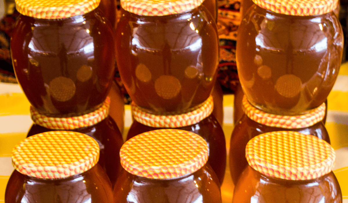 Czym są wykwity na miodzie? Biały nalot kojarzy się z pleśnią